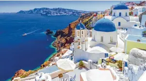  ?? Foto: Patryk Kosmider, Fotolia.com ?? Malerisch schmiegt sich die Gemeinde Oia an die steilen Klippen Santorins.