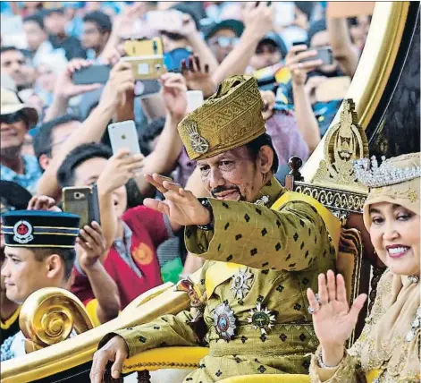  ??  ?? El sultán Hassanal Bolkiah en una de las celebracio­nes por su 50.º aniversari­o en el trono junto a su primera esposa, Anak Saleha