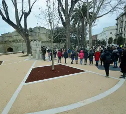  ??  ?? Con i bambini Il sindaco inaugura il giardino con una scolaresca