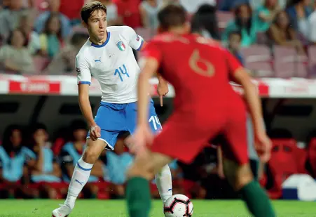  ??  ?? A sinistra Federico Chiesa ieri sera durante la partita dell’Italia con il Portogallo Sotto le due formazioni schierate prima dell’inizio della partita