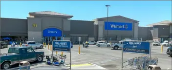  ?? PHOTO VINCENT OSUNA ?? Walmart in El Centro will be temporaril­y closed for cleaning and restocking.