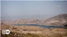  ??  ?? Lago Dukan, un embalse en el río Zab Inferior formado por la presa de Dukan, una de las tres grandes presas de la región del Kurdistán.