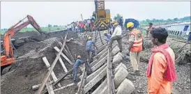  ?? HT PHOTO ?? Rescue work in progress at the site where the Kamayani Express and Janata Express derailed, near Harda in Madhya Pradesh, on Thursday.