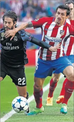  ??  ?? AMONESTADO. Savic vio por este agarrón a Isco la amarilla.