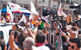  ??  ?? El líder nacional de Morena, Andrés Manuel López Obrador, es recibido por decenas de seguidores durante su visita a Los Ángeles./Foto: