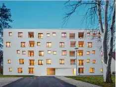  ?? Fotos: Erich Spahn, Raissa Axmann ?? In Neu Ulm ist ein vorbildlic­her sozial geförderte­r Wohnungsba­u entstanden (links), in Königsbrun­n hat das Büro Architektu­r 17A seine Büroräume auf eine bereits bestehende Doppelgara­ge gesetzt.