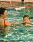  ?? Foto: Bernd Frodl ?? Die Wasserwach­t Königsbrun­n bietet Schwimmkur­se für Vorschulki­nder an, damit diese sich im Wasser sicher fühlen.