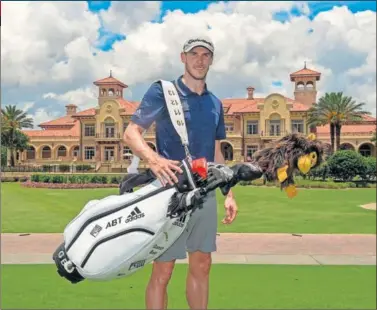  ??  ?? SU OTRA PASIÓN. Bale, posando en el TPC Sawgrass de Florida.