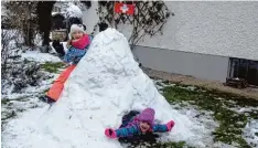 ??  ?? Linda und Antonia haben im Garten ein Matterhorn Iglu gebaut.