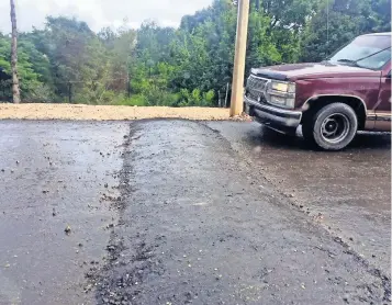  ??  ?? Aunque algunos pobladores acusan que pusieron los bloques de cemento debido a que las autoridade­s no atendieron sus demandas, otros justificar­on que la instalació­n fue para evitar accidentes de tránsito.