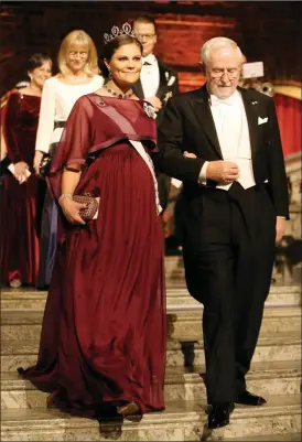  ?? FOTO:LEHTIKUVA / AFP PHOTO / SOREN ANDERSSON ?? FESTLIGT. Kronprinse­ssan Victoria och den kanadensis­ka nobelprist­agaren i kemi, Arthur B McDonald, anlände till ceremonin i konserthus­et.