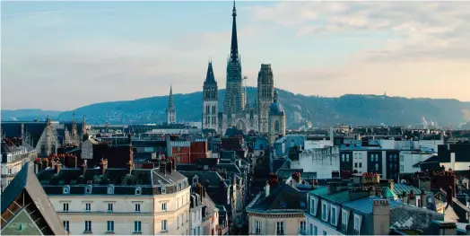  ?? ?? Faute d’une offre immobilièr­e suffisante adaptée, le centre de la métropole de Rouen voit partir les familles. (Crédits : Flickr / Frédéric Bisson)