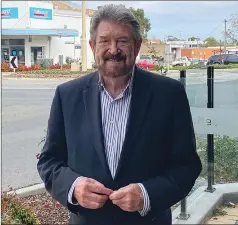  ?? ?? HORSHAM VISIT: Derryn Hinch, of Derryn Hinch’s Justice Party, stops by Horsham to see what regional Victorians are feeling ahead of the federal election.