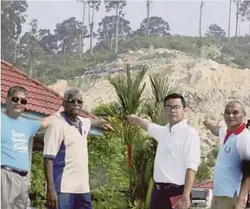  ?? PIC BY ZULKEPLI OSMAN ?? Semambu assemblyma­n Lee Chean Chung (second from right) pointing to the cleared land on Bukit Sekilau in Kuantan yesterday.