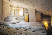  ??  ?? A double bed is installed directly on the floor because the ceiling is only 4.5 feet at its highest point.