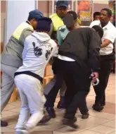  ?? Foto’s: Liezl van Niekerk ?? Munisipale wetstoepas­sers keer ‘n verdagte aan nadat hy glo items in ‘n winkel gesteel het.
