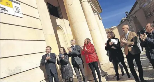  ?? GOBIERNO DE ARAGÓN ?? El escritor Javier Sierra, acompañado por representa­ntes políticos, ayer tras descubrir la placa de la biblioteca que ahora lleva su nombre.