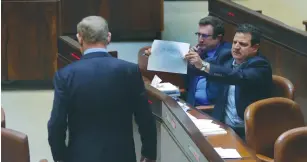  ?? (Marc Israel Sellem/The Jerusalem Post) ?? JOINT LIST chairman Ayman Odeh holds a piece of paper with the word ‘corrupt’ on it toward Prime Minister Benjamin Netanyahu in the Knesset yesterday.