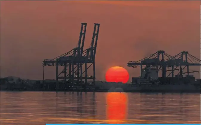  ??  ?? KUWAIT: Sunset captured at Shuwaikh Port. —KUNA