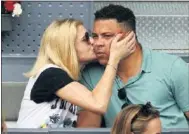  ??  ?? LEYENDA. Ronaldo, besado por su novia, Celina.
