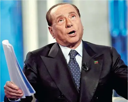  ??  ?? Frage: Würden Sie von diesem Mann einen Gebrauchtw­agen kaufen? Die Italiener schon. Silvio Berlusconi hat am 4. März gute Chancen mit einem Wahlprogra­mm, das genau das Gegenteil der verhängnis­vollen Predigten der letzten 20 Jahre ist.