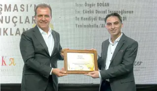  ?? ?? Özgür Doğan, ödülünü Mersin Büyükşehir Belediye Başkanı Vahap Seçer’den (solda) aldı.