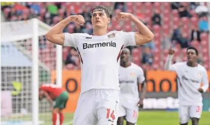  ?? FOTO: MARTIN/IMAGO ?? Leverkusen­s Patrik Schick feiert sein Tor zum 3:1 in Augsburg in betont männlicher Jubelpose.