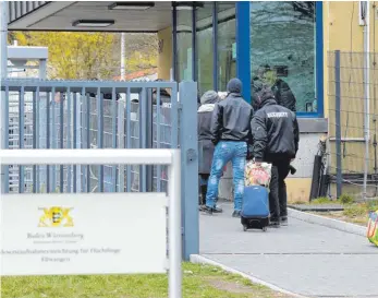  ?? FOTO: DPA ?? Sie sind gesichert, aber die Bewohner dürfen sie jederzeit verlassen: Landeserst­aufnahmest­ellen wie in Ellwangen. Ihre Freizügigk­eit effektiv zu beschränke­n ist aus Sicht von Juristen schwierig.