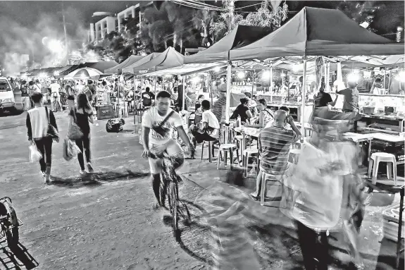  ?? MACKY LIM ?? KADAYAWAN SPOT. Roxas Night Market in Davao City is one of the famous go-to places in Davao City and is expected to be packed with tourists and visitors with this year’s Kadayawan Festival, which opens on August 10, Friday.