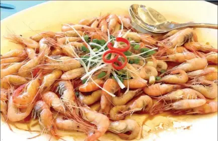  ?? PHOTOS BY YANG FEIYUE / CHINA DAILY ?? Steamed shrimp with soy sauce is the most popular dish with visitors.