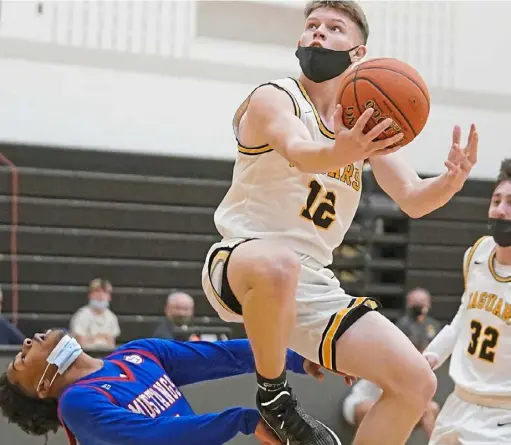  ?? Peter Diana/Post-Gazette ?? Thomas Jefferson’s Jake Pugh drives to the basket against Laurel Highlands Friday night.