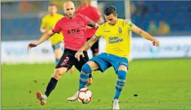  ??  ?? VETERANOS. Laure y Rubén Castro pugnan por controlar el balón en una acción del partido de ayer.