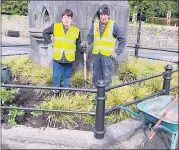  ?? ?? Sheila Roche and Jim Noonan working at the Monument Lismore.