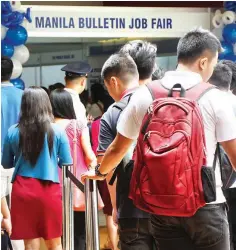  ??  ?? MANILA BULLETIN JOB FAIR 2017 – Job seekers queue at the first day of Manila Bulletin Job Fair 2017 held last July 25 and 26 at SM Megamall Megatrade Hall 3. (photo by Manny Llanes)