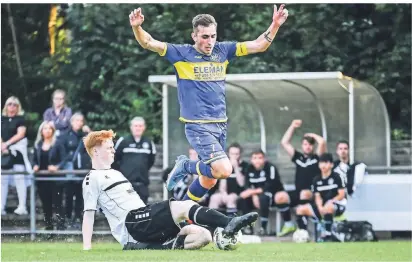  ?? FOTO: LARS FRÖHLICH ?? Fabian Neukamp (r.) verlor mit dem SC Wacker Dinslaken gegen Preußen Duisburg im Kreispokal trotz guter Leistung nach Verlängeru­ng mit 3:4. In der Meistersch­aft geht es am Sonntag gegen Yesilyurt Möllen.