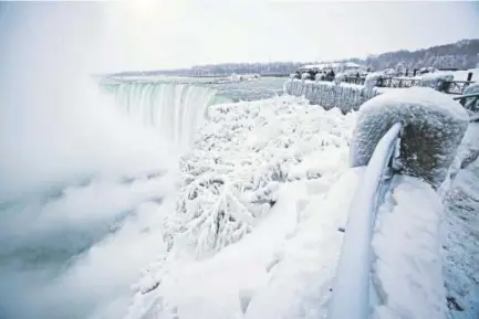  ??  ?? Visitors take photograph­s at the brink of the Horseshoe Falls in Niagara Falls, Ontario, on Friday.