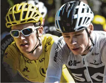  ?? Foto: Jeff Pachout, AFP ?? Christophe­r Froome (rechts, daneben Geraint Thomas) steht bei der Tour de France in der Kritik.