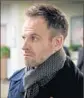  ?? Jeff Neumann
CBS ?? SHERLOCK HOLMES (Jonny Lee Miller) is the suspect and investigat­es himself on “Elementary.”