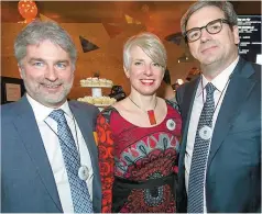  ??  ?? Ariane Charbonnea­u, d'Éducaloi, est entourée de M Pierre Gagnon, v.-p. affaires juridiques et secrétaire corporatif Aéroports de Montréal et M Marc M. Tremblay, v.-p. principal, chef des affaires juridiques et publiques, secrétaire corporatif Quebecor...