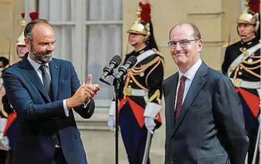  ??  ?? Applaus für den Neuen: Der scheidende Premiermin­ister Edouard Philippe (l.) verabschie­det sich und wird Bürgermeis­ter in Le Havre. Jean Castex freut sich auf die vor ihm liegenden Herausford­erungen.