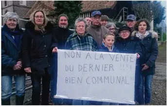  ??  ?? Une dizaine de Saint-Aubinois ont accroché une banderole pour montrer leur mécontente­ment.