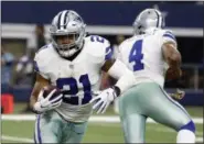  ?? ASSOCIATED PRESS FILE ?? Ezekiel Elliott (21) carries the ball after taking a handoff from quarterbac­k Dak Prescott during a game against the Chiefs Nov. 5 in Arlington, Texas.