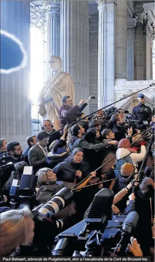  ??  ?? Paul Bekaert, advocat de Puigdemont, ahir a l’escalinata de la Cort de Brussel·les.