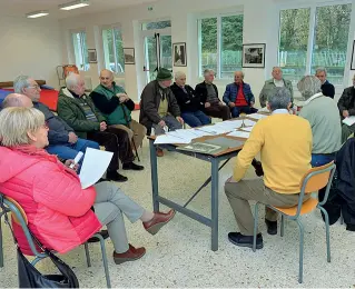  ??  ?? La «classe» Nella biblioteca di Orino, 800 abitanti in provincia di Varese, il mercoledì è dedicato agli incontri in dialetto e alle tradizioni locali (Newpress)