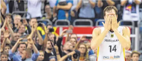  ?? FOTO: DPA ?? Zum Heulen: Deutschlan­ds bester Basketball­spieler Dirk Nowitzki nach dem Scheitern bei der Heim-EM.