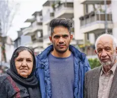  ?? FOTO: HANS-JÜRGEN BAUER ?? Safiullah Rassouli (M.) und seine Eltern Hamida (l.) und Sheer suchen verzweifel­t eine Wohnung.