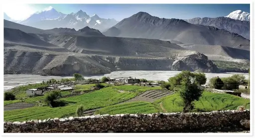  ??  ?? A TOUCH OF GREEN (above). On the Annapurna Circuit the scenery changes daily and you could be greeted by views like this one of Lower Mustang next to the Kali Gandaki River.