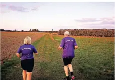  ?? FOTO: VT KEMPEN ?? Zwei Mitglieder der Laufgruppe RUDI des VT Kempen laufen am Spoosweg dem Sonnenunte­rgang entgegen.