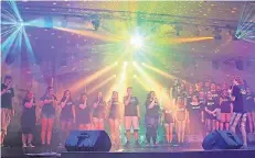  ?? FOTO: PRIVAT ?? So sah der Ten-Sing-Auftritt beim letzten Mal in Meiderich aus. Auch diesmal beteiligen sich 45 Jugendlich­e an dem kirchliche­n Konzert.