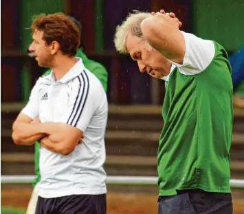  ?? Foto: Xaver Habermeier ?? Bittere Realität: Die beiden Trainer des SV Ludwigsmoo­s, Sascha Brosi (links) und Günther Kraus (rechts), müssen mit ihrer Mannschaft den Gang in die B Klasse antreten.